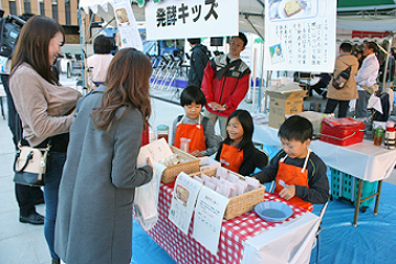 発酵食品販売活動（11/12）の模様