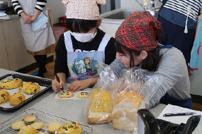 「県産野菜を使って作ろう！親子パン教室」のご紹介(11)