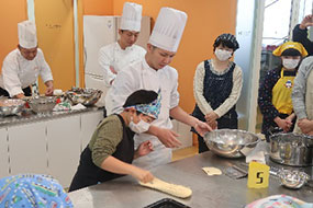 「県産野菜を使って作ろう！親子パン教室」のご紹介 パン作り教室の様子（2）