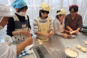 「県産野菜を使って作ろう！親子パン教室」のご紹介 パン作り（カメパン・ソーセージパン）（2）